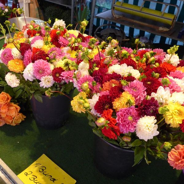Blumensträuße am Wochenmarktstand
