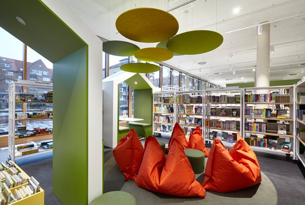 Bücherhalle Bergedorf - Innenansicht mit Sitzsäcken